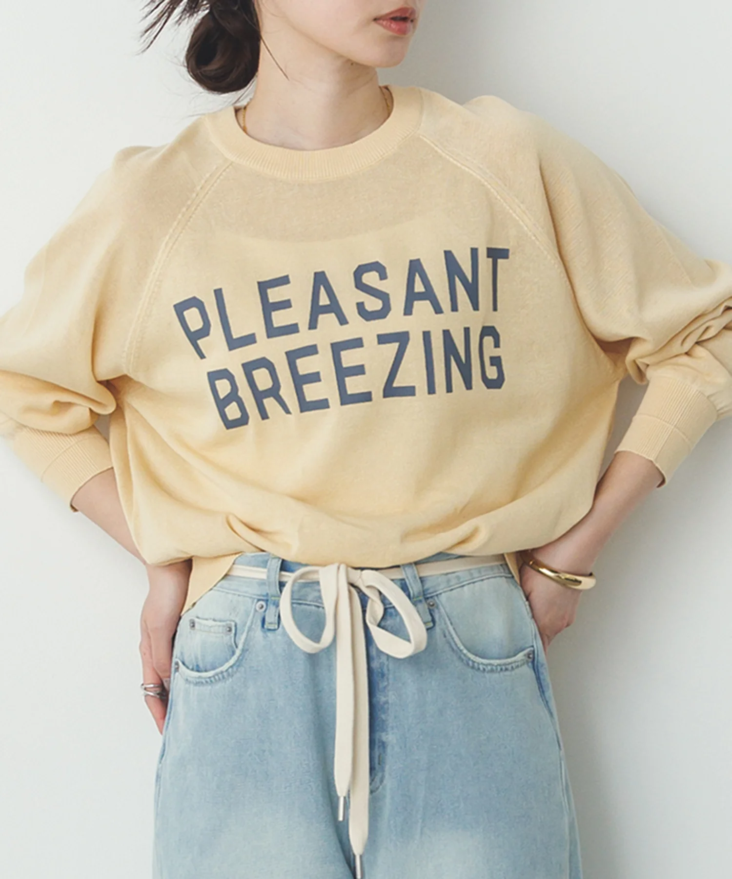 ペーパーライクシアー ロゴプリントニット