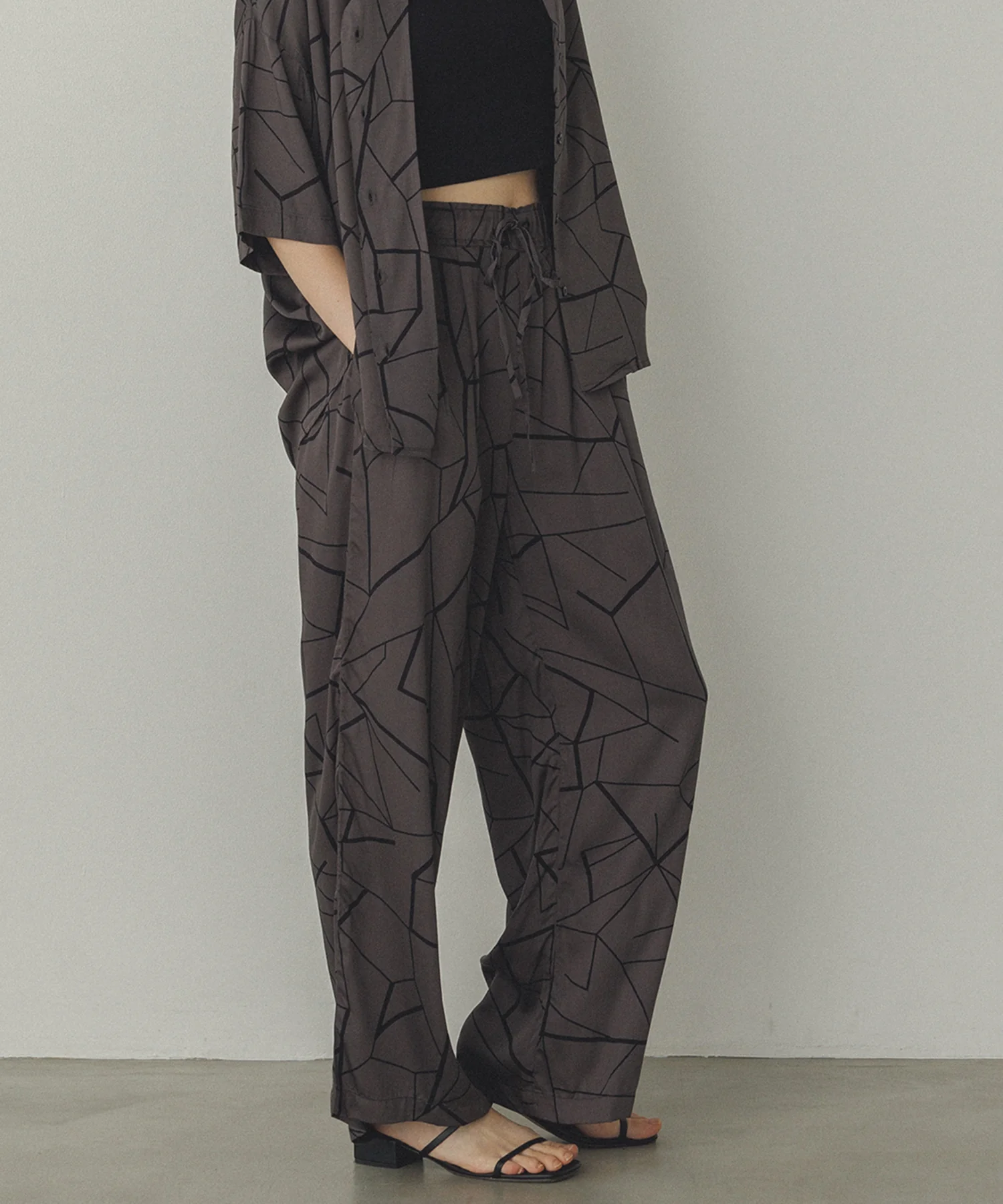 ビスコースサテン プリント タックストレートパンツ