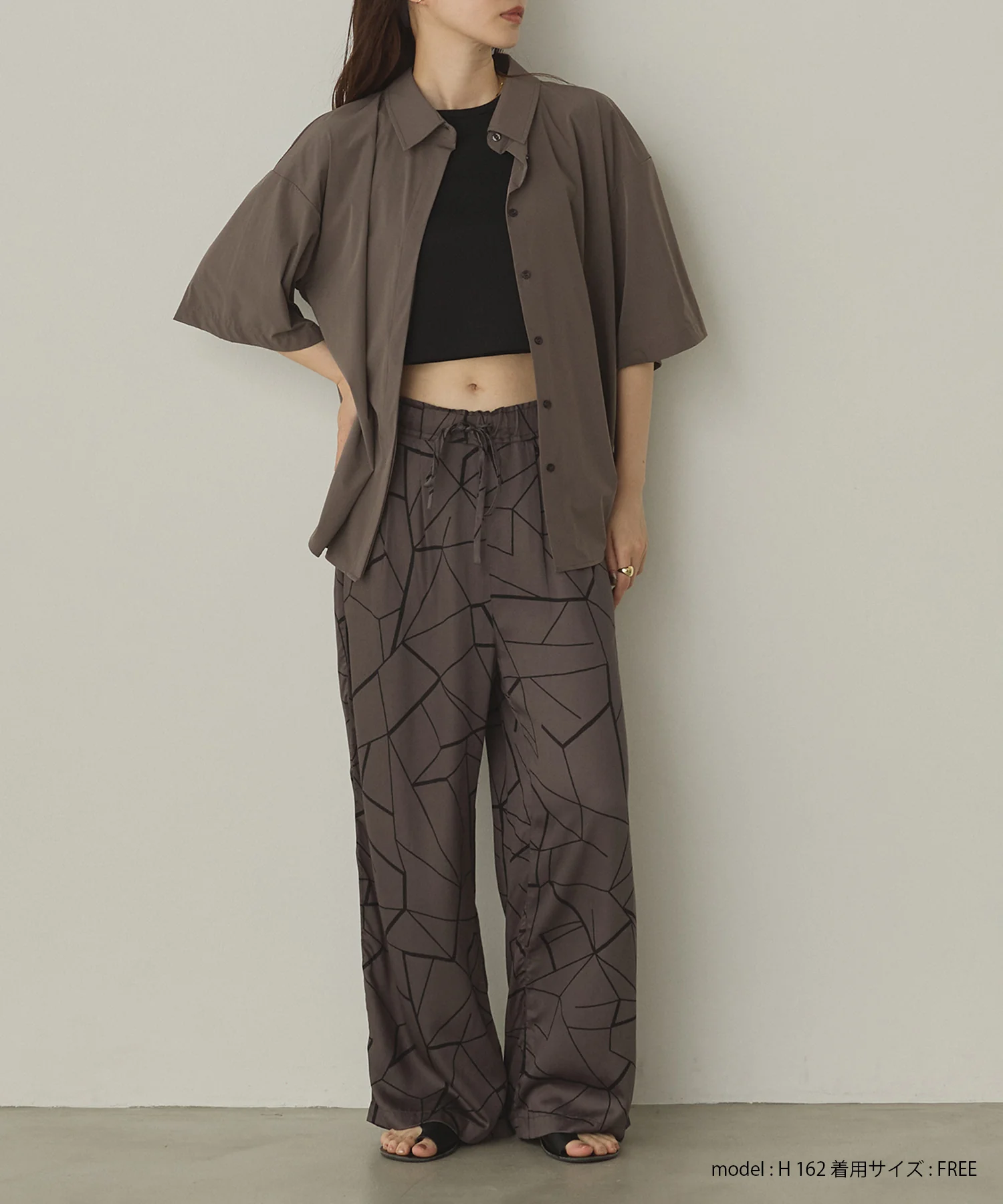 ビスコースサテン プリント タックストレートパンツ