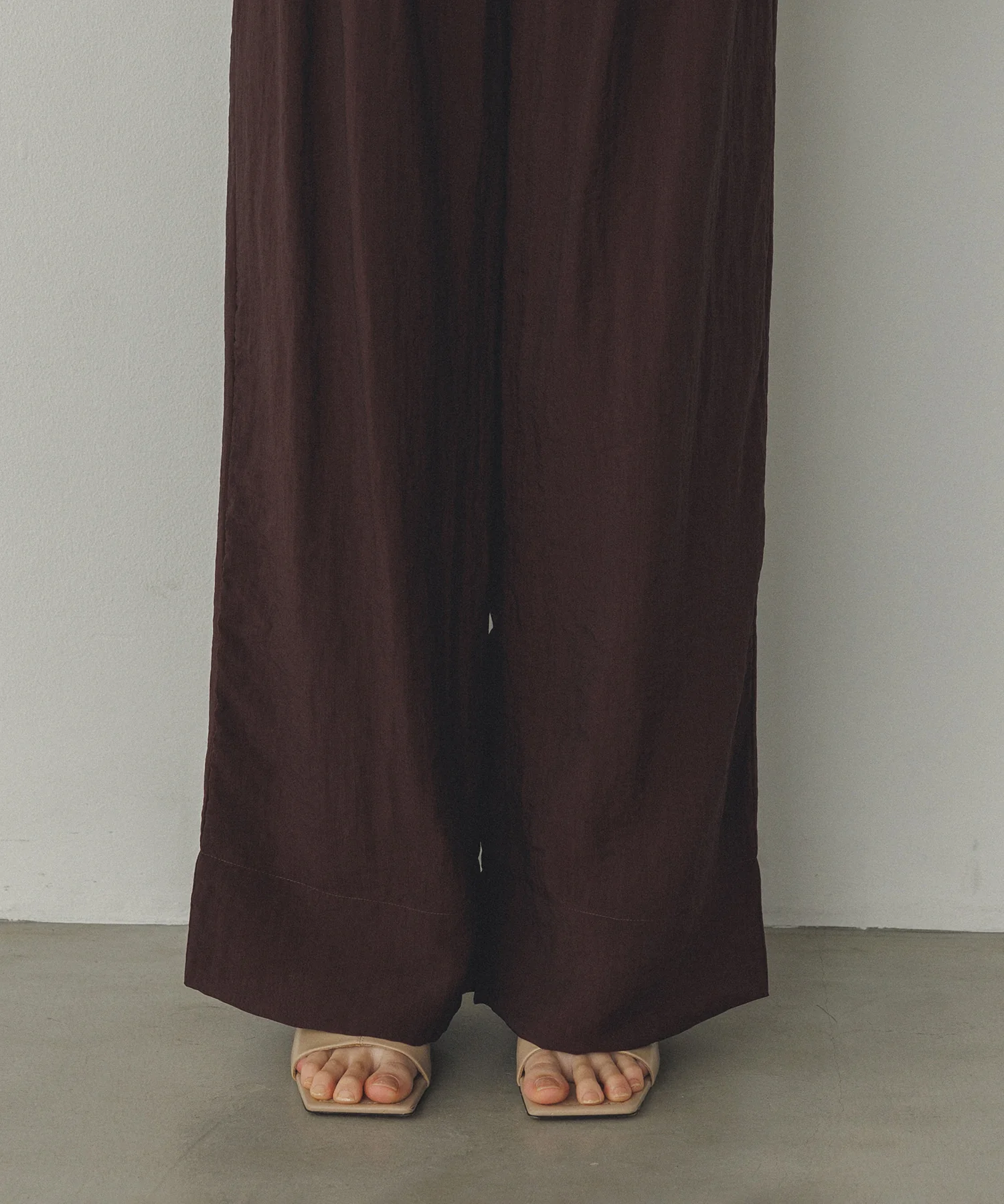 ツヤシアー ストレートパンツ