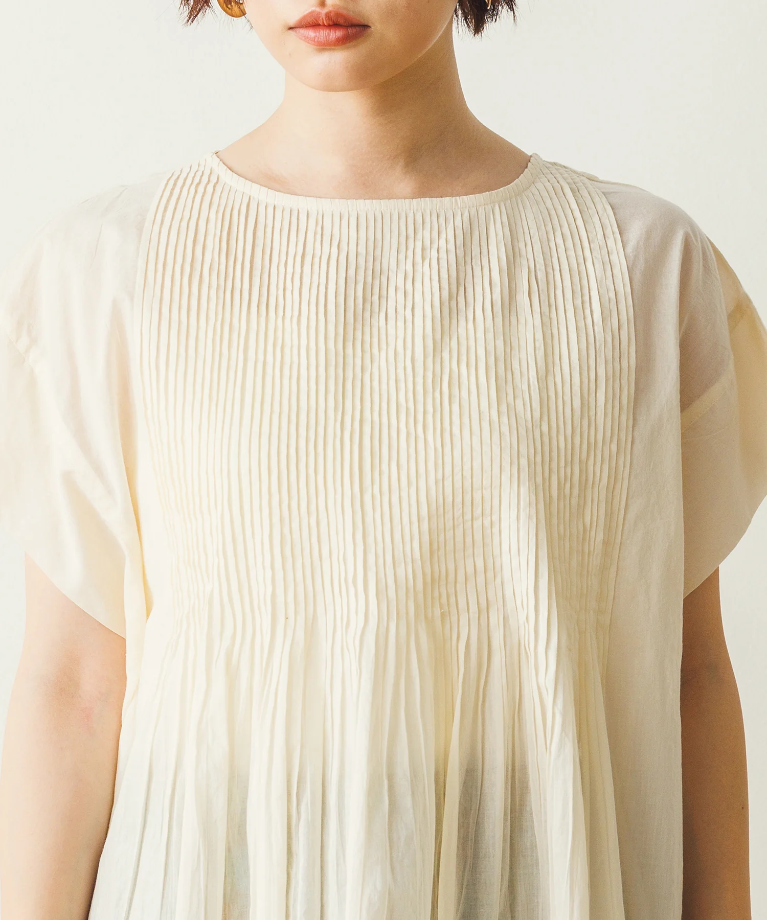 ピンタックブラウス