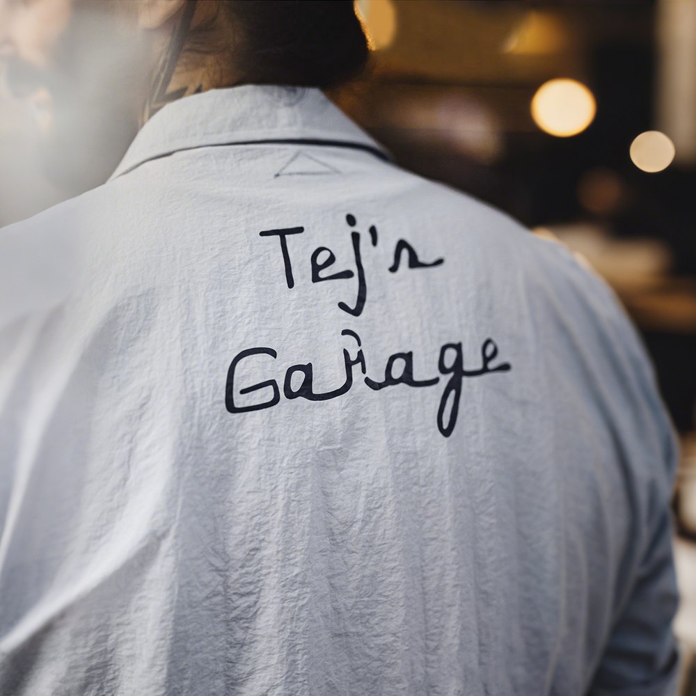 「ブライアン」刺繍付き軽量ナイロンシャツ