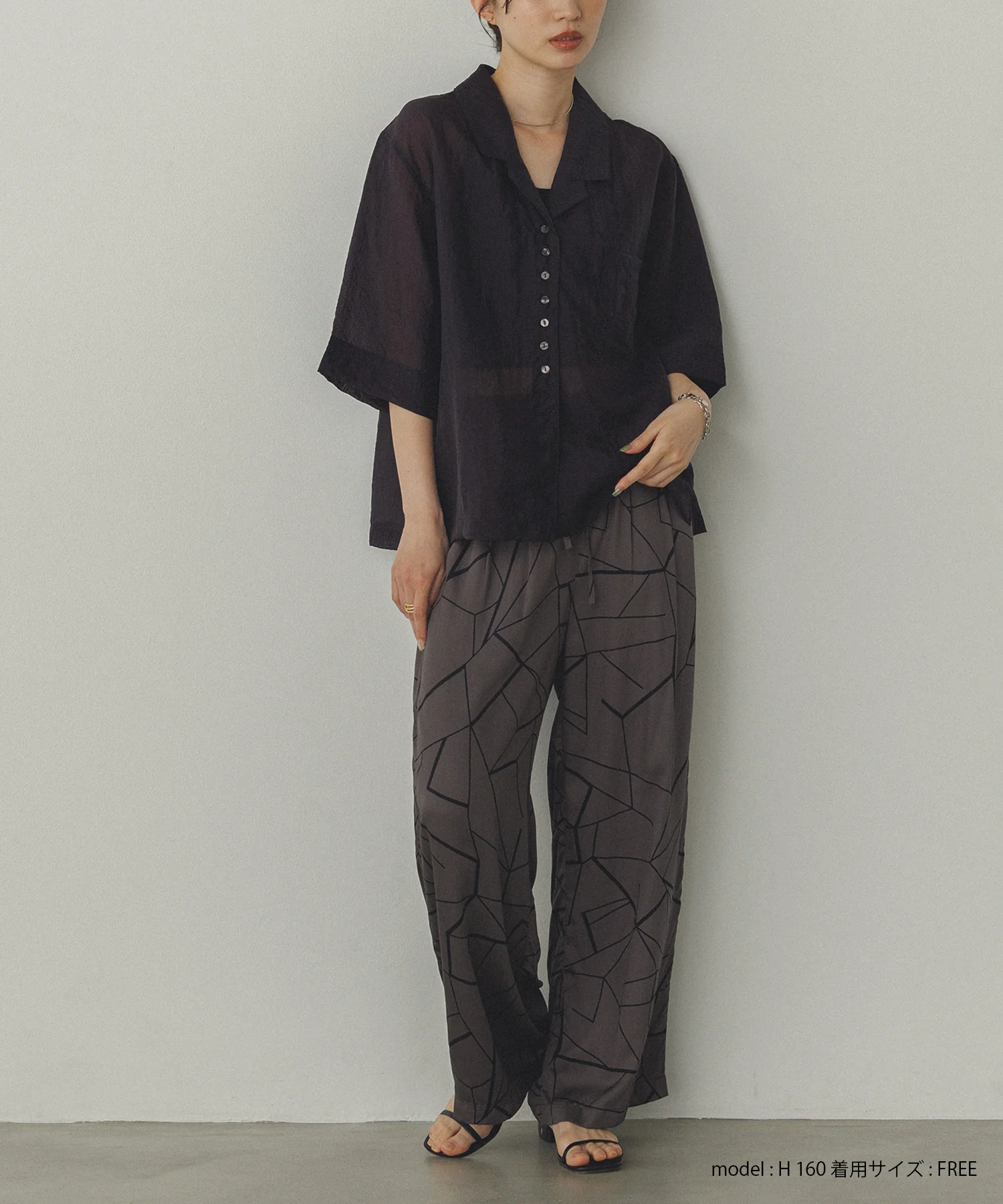 ビスコースサテン プリント タックストレートパンツ