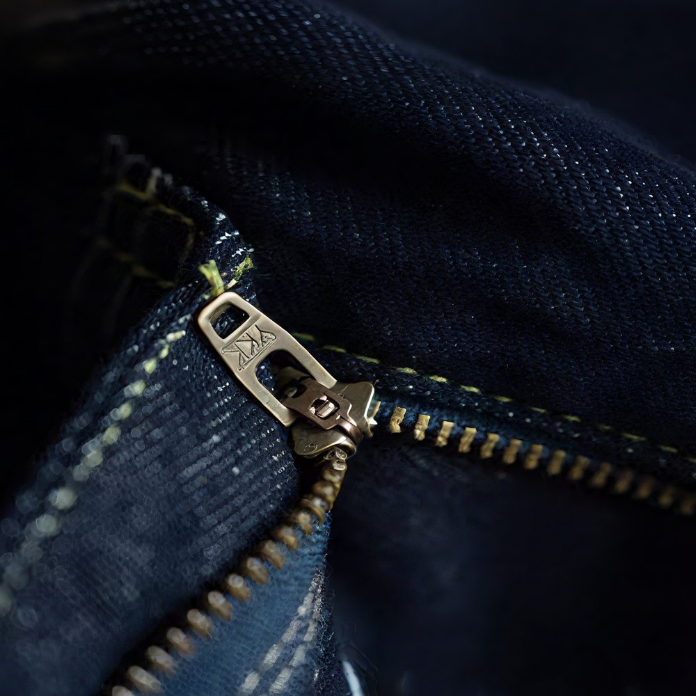 色落ちしにくいスラッシュカットジーンズ