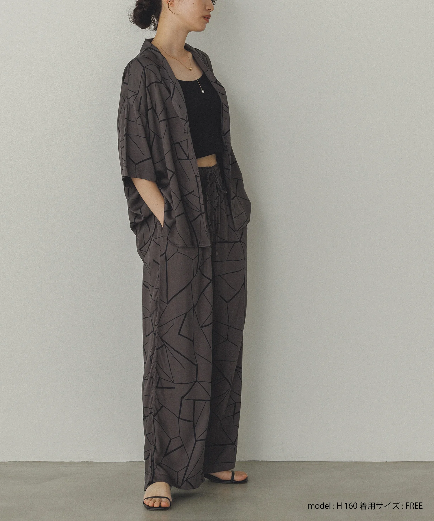 ビスコースサテン プリント タックストレートパンツ