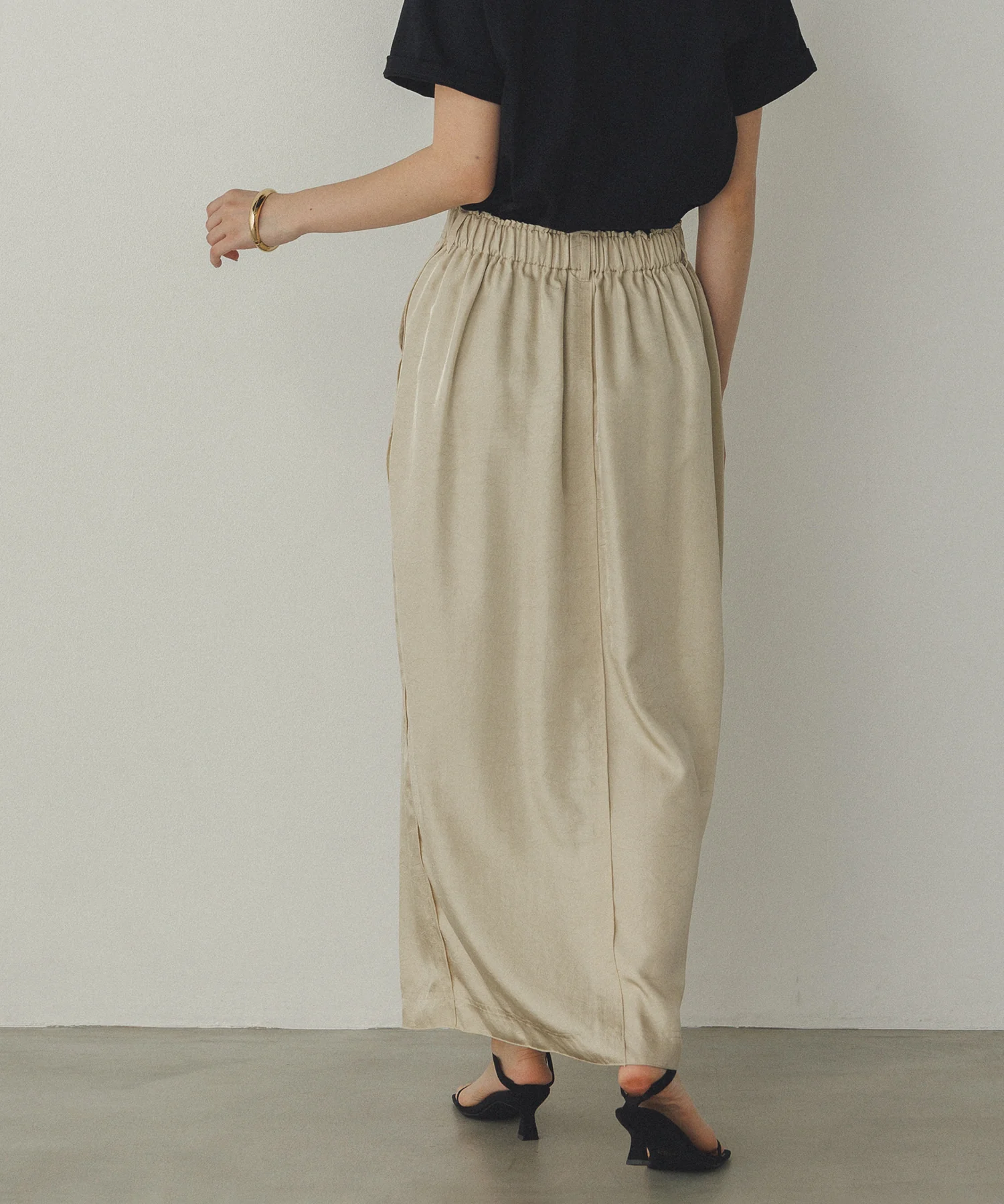 サテン セミフレアスカート