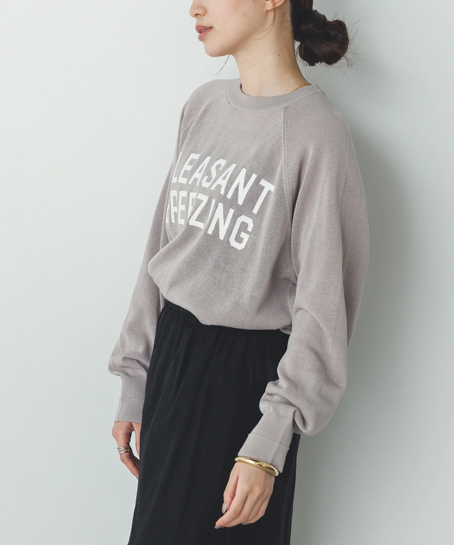 ペーパーライクシアー ロゴプリントニット