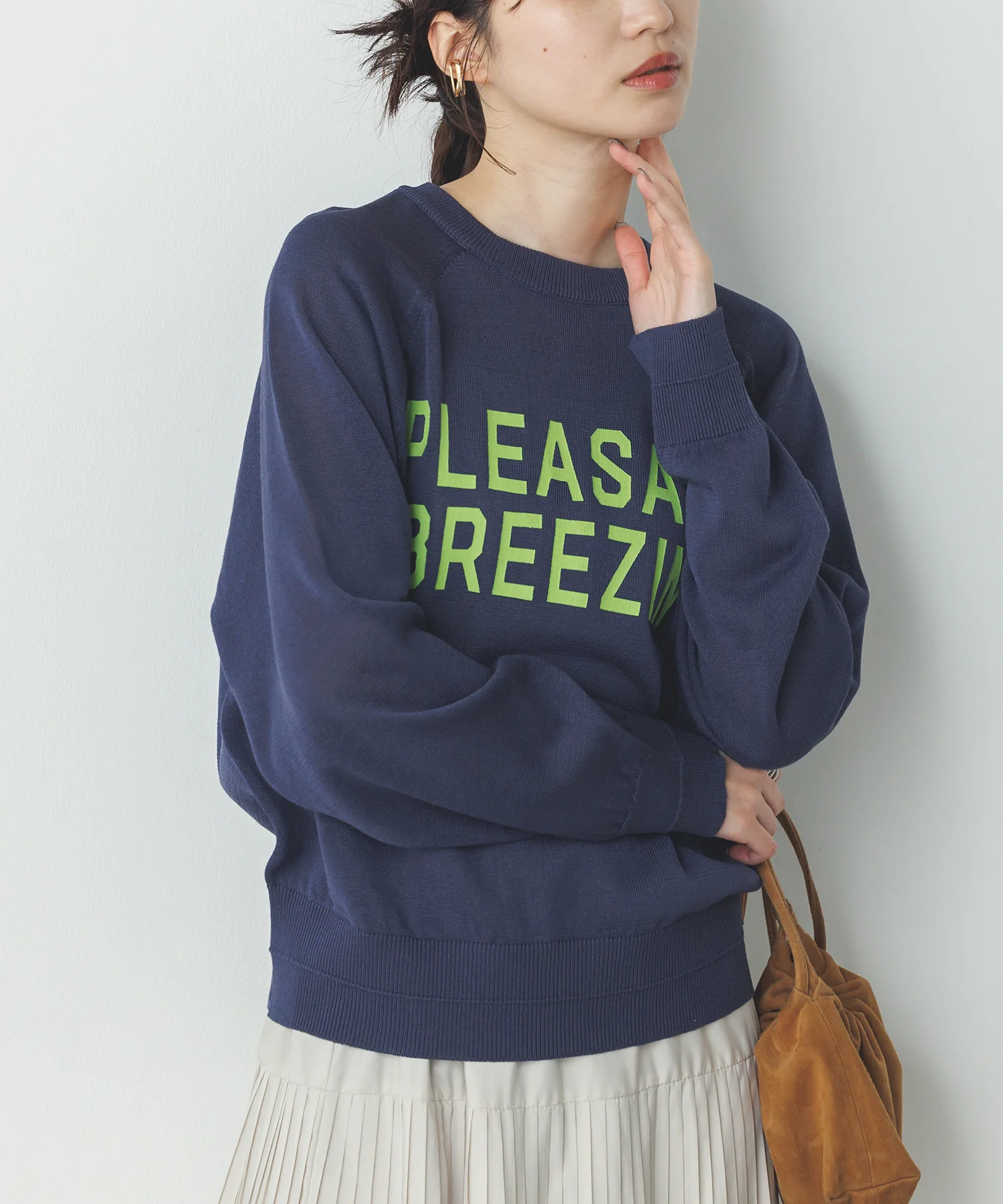 ペーパーライクシアー ロゴプリントニット