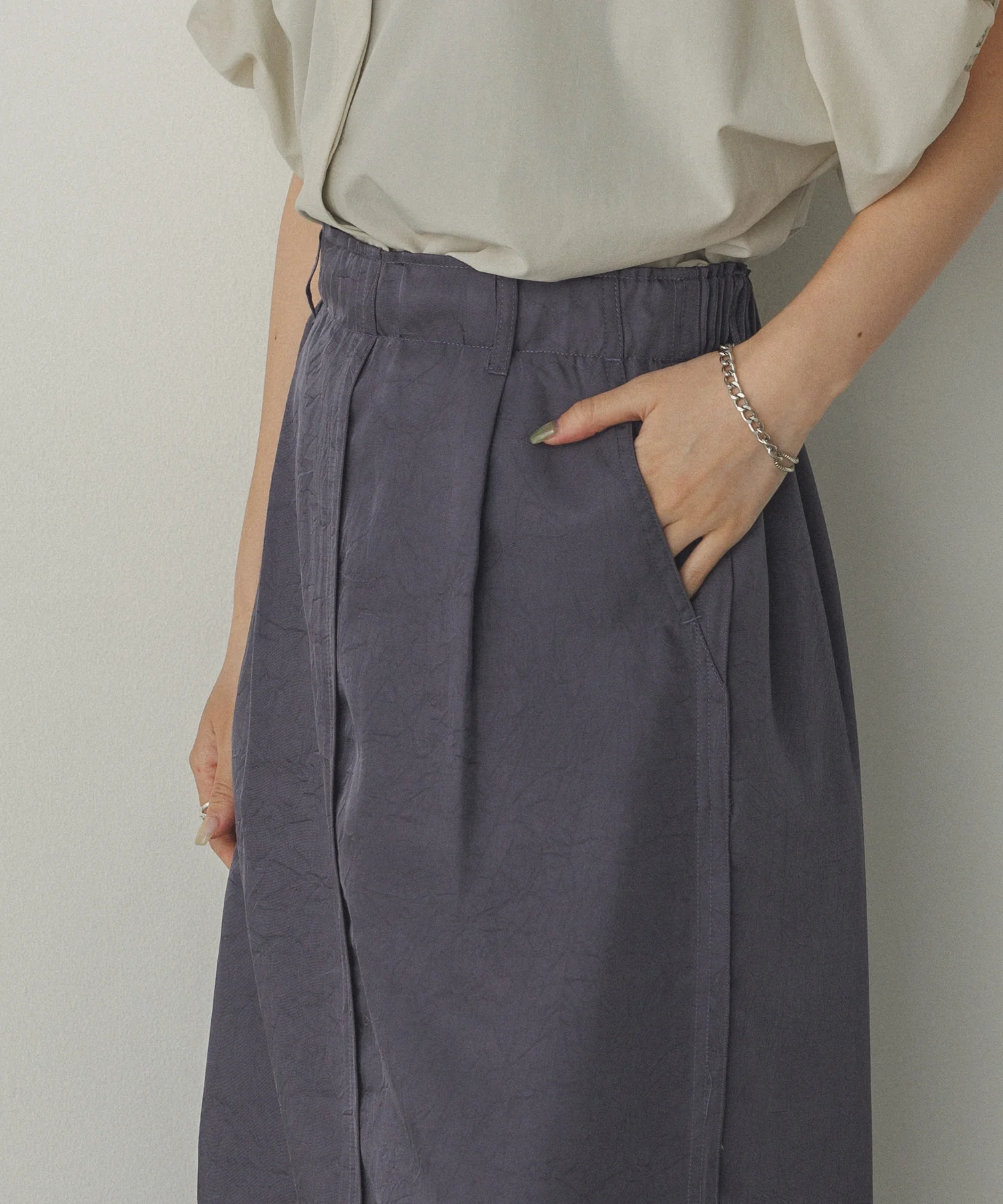 サテン セミフレアスカート