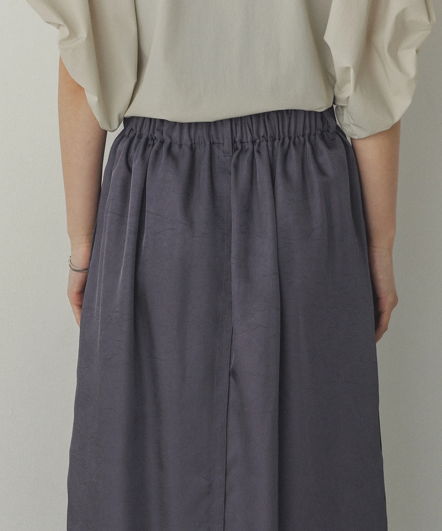 サテン セミフレアスカート