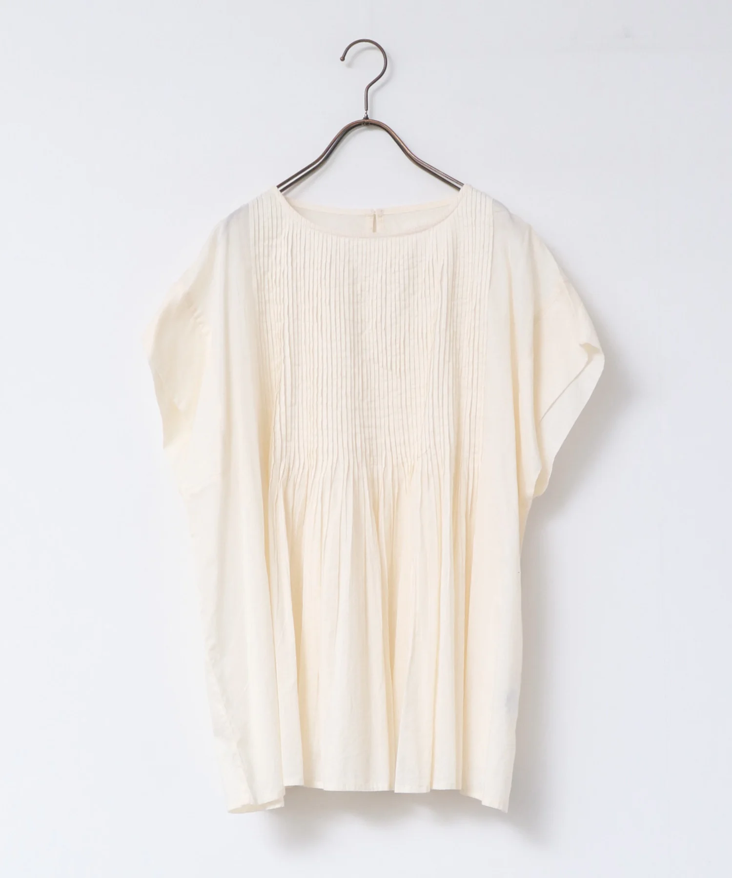 ピンタックブラウス