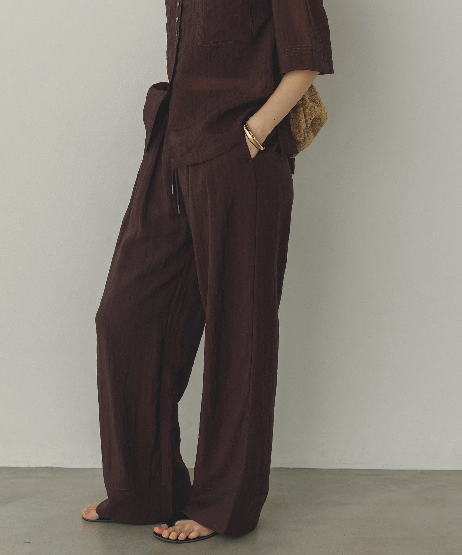 ツヤシアー ストレートパンツ